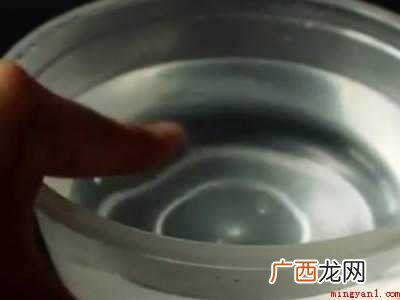 粘蝇板的胶怎么去除的具体操作步骤 粘蝇板的胶怎么去除