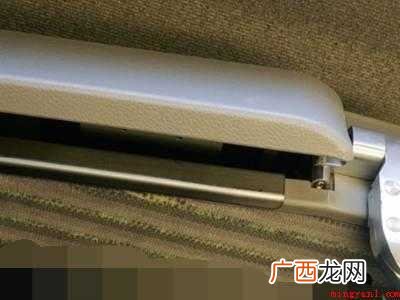 高铁一等座的小桌子怎么打开