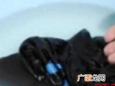 白衣服染上火锅底料怎么处理
