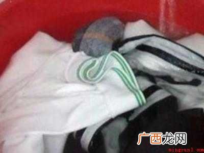 白衣上有黑色笔芯油怎么洗