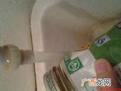如何轻松打开密封的瓶盖