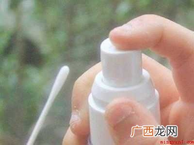 行李箱上的贴纸胶怎么去除