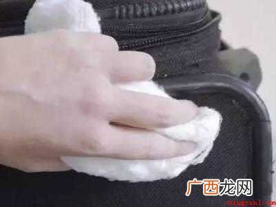 行李箱上的贴纸胶怎么去除
