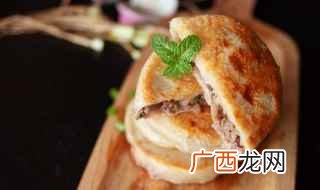 肉饼表皮铺撒上黑芝麻 牛肉饼的制作方法窍门