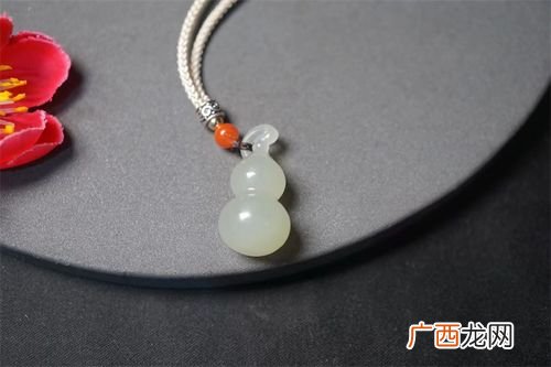和田玉葫芦吊坠的寓意 带葫芦玉坠有什么讲究吗