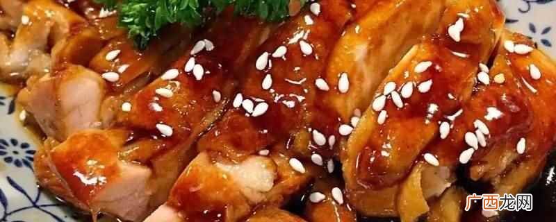 鸡腿洗净去骨,表面划几刀,用蜂蜜、姜、盐腌两个小时 照烧鸡腿的做法窍门