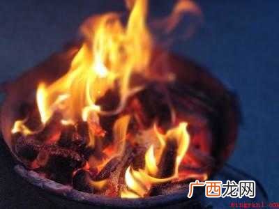 屋里潮湿有小虫子怎么办