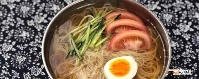 矿泉水、蒜末、糖醋、香葱、牛肉、煮鸡蛋、苹果片或梨 正宗咸口冷面汤的做法