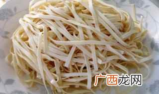 面粉、精盐、食用碱的配入比例 公开碱面条的配方比例