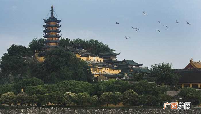 金山寺和雷峰塔是一个地方吗 金山寺在哪