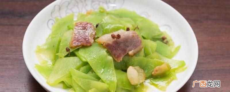 炒莴笋前,一定要将莴笋放入到热的食盐水中进行焯水 炒莴笋窍门