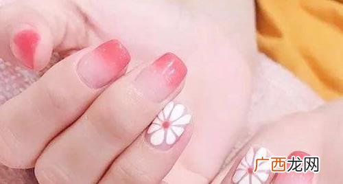 用美甲工具怎么画花 几款好看的美甲画法示例