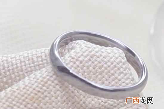 女生左手戴戒指各手指的含义 戒指戴在食指上