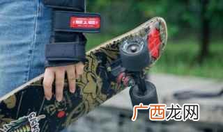 小鱼板和双翘板有什么区别 滑板初学者买什么滑板