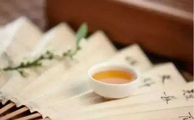 关于形容时间飞逝的经典诗词 描写时光流逝的诗句及解析