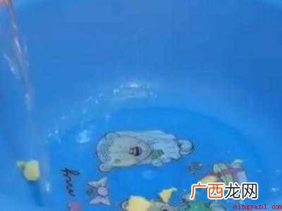 白短袖染色了怎样能洗掉的具体操作步骤 白短袖染色了怎样能洗掉