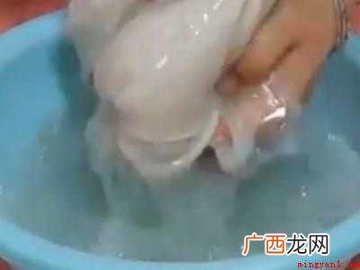 白短袖染色了怎样能洗掉的具体操作步骤 白短袖染色了怎样能洗掉