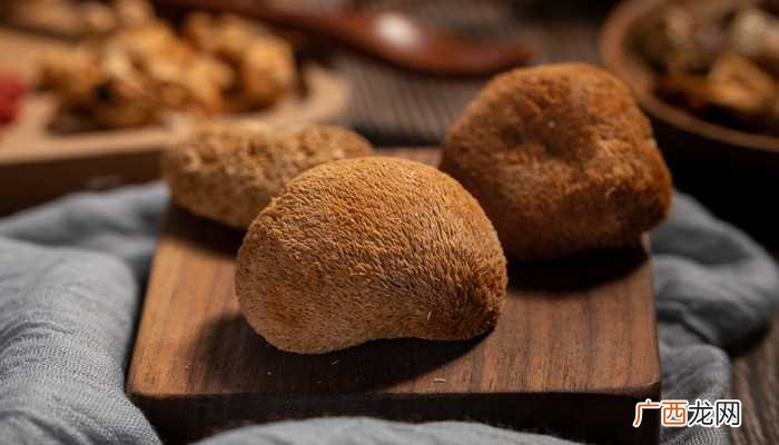 野生干蘑菇可以做干椒炒野生菌、野蘑菇炒香干、小鸡炖蘑菇 野生干蘑菇怎么做好吃