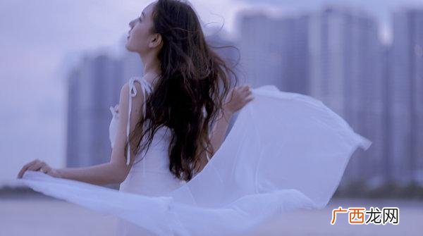 和陌生女生第一次聊天怎么开头 怎么和陌生女孩聊天开头