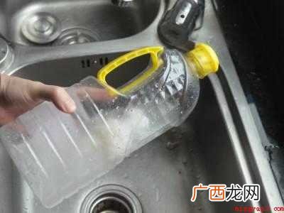 清洗油壶油桶有妙招的具体操作步骤 清洗油壶油桶有妙招
