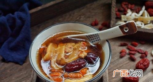 炖鱼胶要放什么材料比较好不上火 炖鱼胶要放什么材料比较好