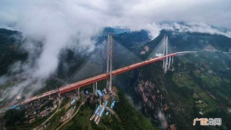 雾的形成是在空气中充足且大气层较为稳定、有微风的夜间或者清晨 雾什么时候出现什么时候消失