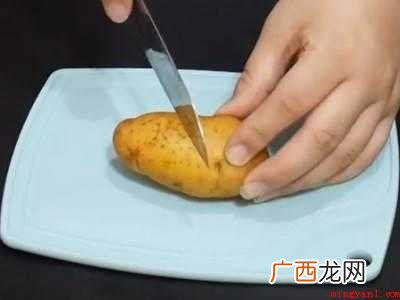 白色牛仔裤上的污渍怎么去除