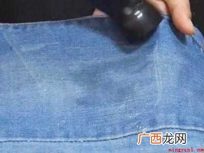 白色牛仔裤上的污渍怎么去除