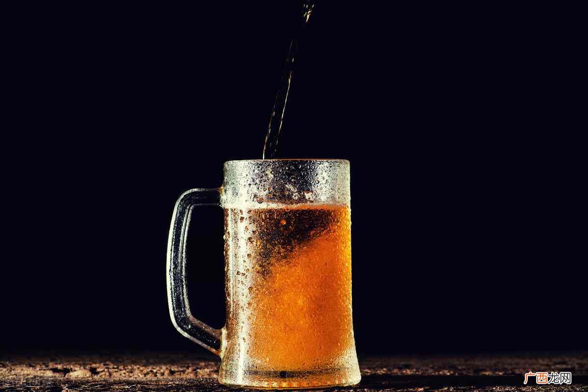 头发上搓一搓啤酒妙用真不错 啤酒可以洗头发吗