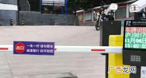 一车一杆车没过完会落杆吗 一车一杆跟车会不会砸到车