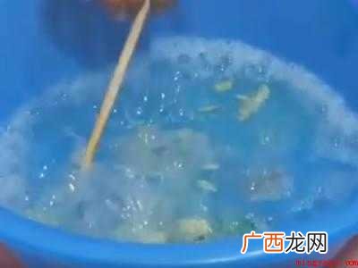 白色染色了怎么洗才能变白的具体操作步骤 白色染色了怎么洗才能变白