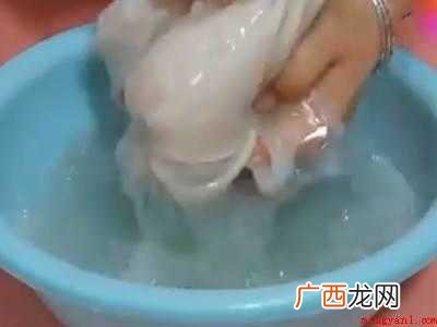 白色染色了怎么洗才能变白的具体操作步骤 白色染色了怎么洗才能变白