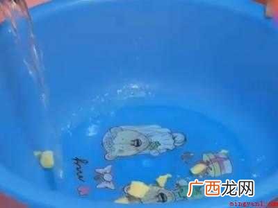 白色染色了怎么洗才能变白的具体操作步骤 白色染色了怎么洗才能变白
