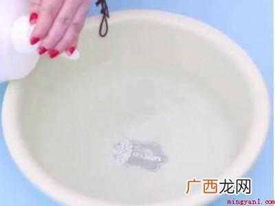洗衣服时白色衣服被染色了怎么办