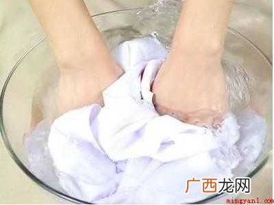 怎么洗掉衣服上的染发剂的具体操作步骤 怎么洗掉衣服上的染发剂