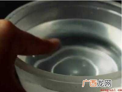 油性原胶弄到手上怎么去除的具体操作步骤 油性原胶弄到手上怎么去除