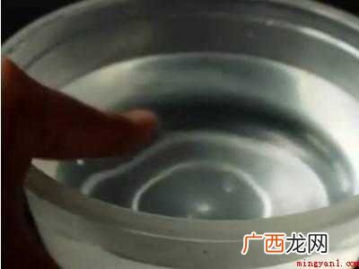 油性原胶弄到手上怎么去除的具体操作步骤 油性原胶弄到手上怎么去除
