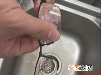 眼镜绿锈怎么清理的具体操作步骤 眼镜绿锈怎么清理
