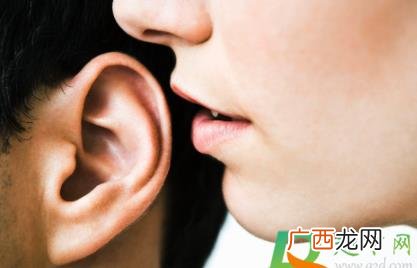 女孩喜欢摸耳朵是什么原因 摸耳朵睡觉代表什么