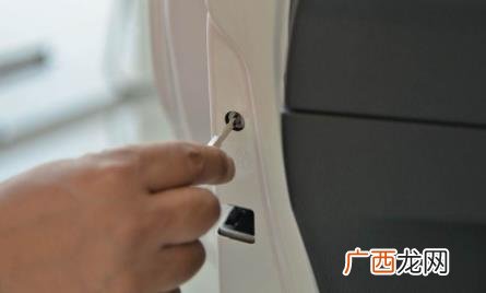 汽车的儿童锁怎么锁一般在车门的哪个位置 汽车儿童锁怎么锁
