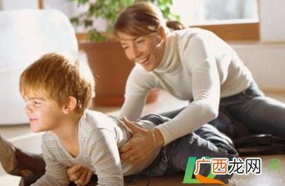 为什么别人挠胳肢窝会很痒 胳肢窝痒怎么解决