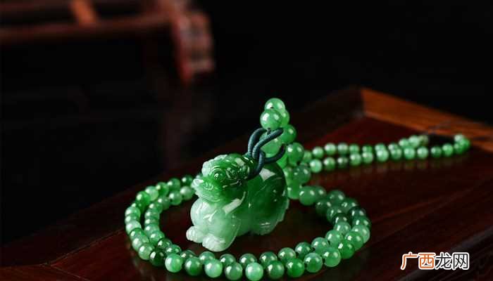 天然的翡翠具有色泽明亮、透明度高的特点 翡翠的特点与鉴定