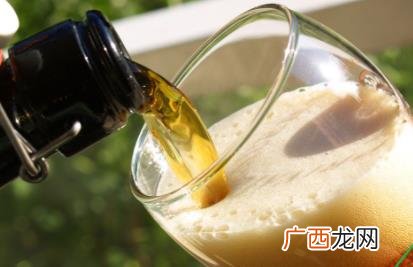 倒啤酒时为啥有那么多的泡沫 倒啤酒为什么有很多泡沫