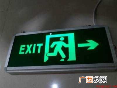 从火灾现场撤离时应该怎么做