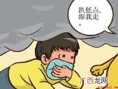 从火灾现场撤离时应该怎么做