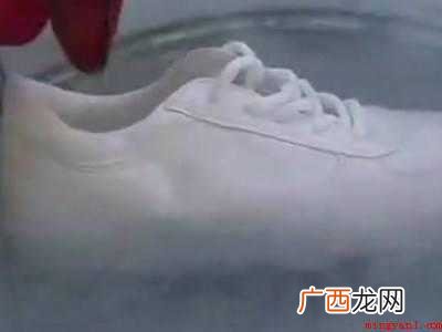 白拖鞋黑了怎么洗掉的具体操作步骤 白拖鞋黑了怎么洗掉