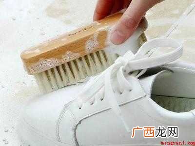 白拖鞋黑了怎么洗掉的具体操作步骤 白拖鞋黑了怎么洗掉