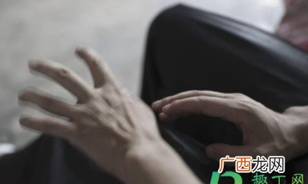 手拿东西轻微发抖怎么回事 手有时候拿东西发抖是什么原因