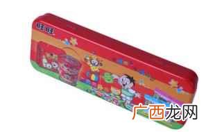 牙膏盒子、热熔胶枪、细绳、纽扣、锥子、剪刀、美工刀、包装纸 怎么用牙膏盒做文具盒