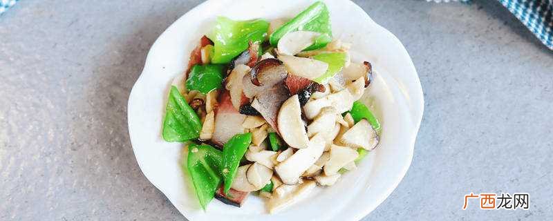 杏鲍菇和青椒、胡萝卜、腊肠、荷兰豆、山药等食材一起炒比较好吃 杏鲍菇和什么一起炒